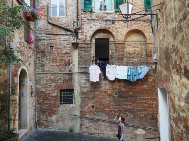 how can I wash my clothes in Italy