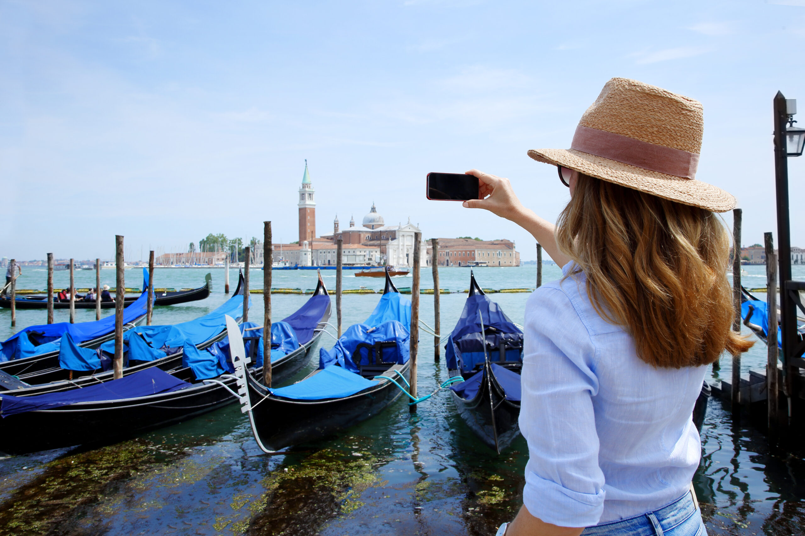 Using Cell Phones in Italy: Dos and Don’ts